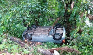 Desgovernado, carro capota e vai parar dentro de mata em Manaus 