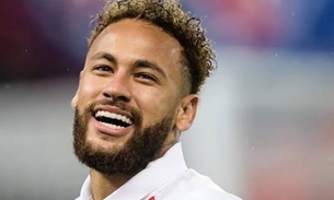 Neymar se derrete em foto ao lado de modelo e agita fãs