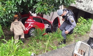 Em Manaus, carro despenca em barranco após colisão e vítima fica presa às ferragens