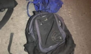 Bandidos atrapalhados abandonam moto e mochila cheia de objetos roubados em arrastão em Manaus