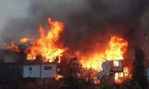 Fogo destrói 120 casas em Valparaíso, no Chile
