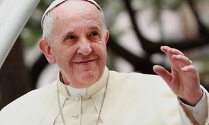 Papa pede que famílias conversem e recolham celulares nas refeições