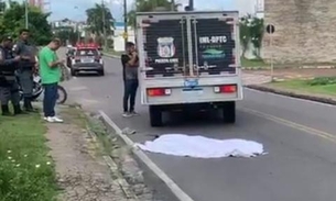 Tentando fugir da polícia, assaltante pula da moto em movimento e morre em Manaus