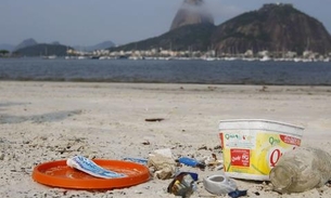 Bitucas de cigarro são a maior parte do lixo em praias brasileiras