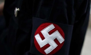 Homem é indiciado por apologia ao nazismo após pendurar suástica em janela