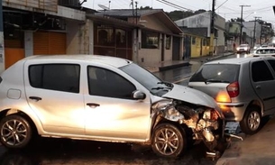 Em Manaus, motorista arrasta carro estacionado e foge a pé deixando veículo para trás