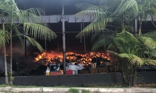 Galpão de usina de plásticos fica destruído após 3h em chamas em Manaus