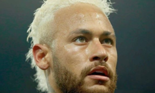 Às vésperas de aniversário, Neymar surge de cabelo rosa 