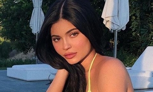 Nua, Kylie Jenner dá 'viradinha' e exibe bumbum gigante molhado