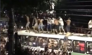 Sem limites, foliões bêbados sobem em ônibus e aterrorizam passageiros em Manaus