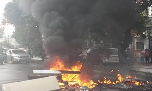 Populares fecham avenida de Manaus em protesto por falta de pagamento de auxílio-aluguel 