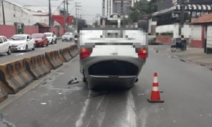 Sem direção, carro capota no meio de avenida e deixa motorista ferido em Manaus