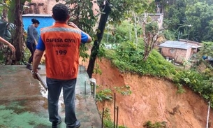  Casa corre risco de desabar após forte chuva em Manaus; confira ocorrências