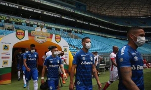 Grêmio entra em campo com máscaras para pedir suspensão de jogos
