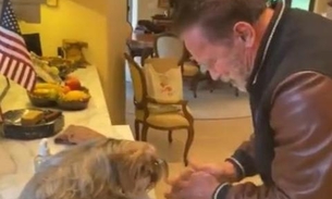 Em vídeo, Arnold Schwarzenegger ensina como lavar as mãos e ficar longe do coronavírus