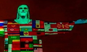 Cristo Redentor é iluminado com bandeiras de mais de 150 países que enfrentam coronavírus