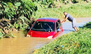 Durante tempestade em Manaus, homem quase morre ao ter carro arrastado para igarapé