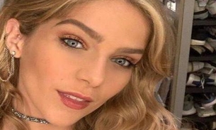 Isabella Santoni se veste de alienígena e diverte fãs