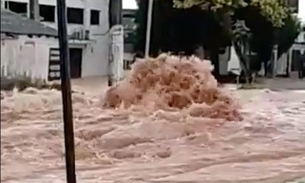 Vídeo mostra momento em que adutora rompe e água invade pista e lojas em Manaus