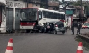 Em Manaus, homem fica ferido após ônibus esmagar carro em cruzamento