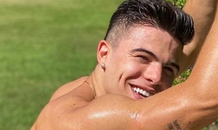 Ator Thomaz Costa impressiona ao posar de sunga e seguidores reagem: 'Eu embarcaria neste carrossel'