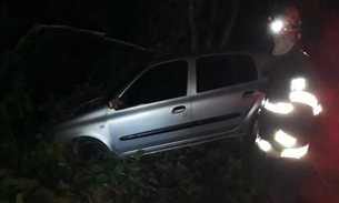 Motorista fica ferido ao perder controle de carro e 'acertar' poste no Amazonas