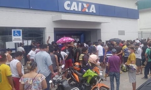 Caixa Econômica abre em pleno feriado e registra filas quilométricas em Manaus