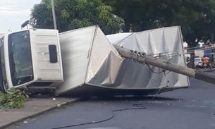 Três postes desabam e carreta fica destruída em acidente em Manaus