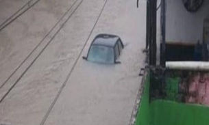 Igarapé do 40 transborda, 'engole' carros e invade casas durante chuva