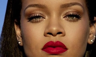 Rihanna incendeia a web com lingerie transparente e bumbum à mostra