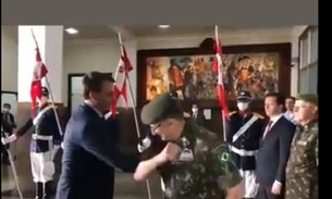Ao receberem Bolsonaro, militares recusam cumprimento com as mãos e vídeo viraliza na web