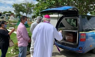 Arcebispo abençoa famílias e trabalhadores em cemitério de Manaus