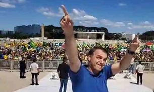 Sem proteção, ex- humorista da Globo tieta Bolsonaro durante ato em Brasília 