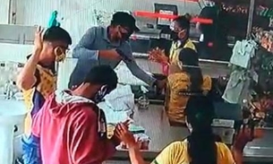 Usando máscaras, dupla armada rouba R$ 2 mil de supermercado no Amazonas 