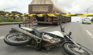 Após ser atropelado por carro, motociclista é arrastado por caminhão tanque e morre em Manaus