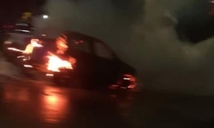Cena de arrepiar: Carro é engolido por fogo em plena avenida em Manaus