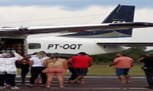 Moradores fazem cortejo após chegada de corpo de miss em Manicoré