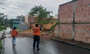 Muro de casa desaba durante chuva em Manaus 