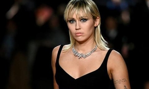 Durante quarentena, Miley Cyrus corta próprio cabelo em casa e fica surpresa com resultado