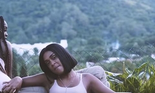 MC Rebecca simula pegação e rebola em cima de modelo em clipe; assista