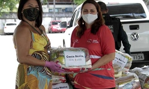 Vendedores de coco e ambulantes da Praia da Ponta Negra recebem cestas básicas