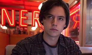 Ator de Riverdale, Cole Sprouse é preso durante manifestação nos EUA