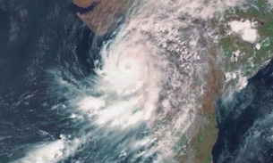 Ciclone Nisarga atinge costa da Índia e centenas de famílias abandonam casas