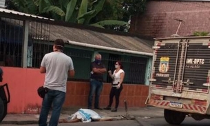 Homem morre ao colidir com barra de ferro e despencar de motocicleta em Manaus