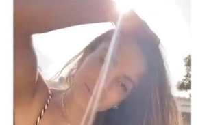 Anitta ‘esfrega’ bumbum na câmera durante rebolado e exibe tatuagem íntima 