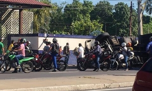 Carreta tomba e bloqueia avenida em Manaus