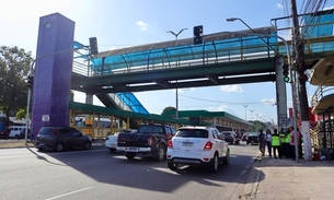 Semáforo é instalado após carreta derrubar passarela na Torquato Tapajós