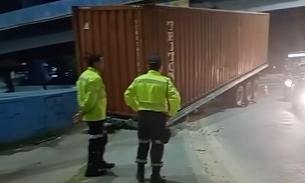 Container se desprende de carreta na rotatória do São José