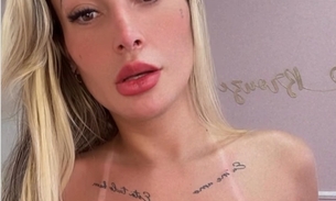 Andressa Urach sensualiza com língua bifurcada ao mostrar marquinha de bronze