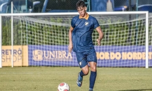 João Vitor, filho do ex-jogador Rivaldo, em partida pelo time sub-20 do Retrô. Foto: Bruno Silva/ Copa Recife de futebol Sub-20